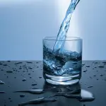 Benefici dell’acqua: perché bere fa bene