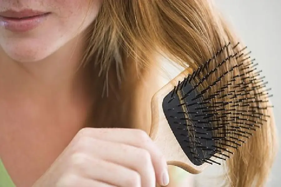 Capelli crespi e sfibrati in autunno: come proteggerli e asciugarli