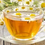 Camomilla contro occhi gonfi, borse e occhiaie, come prepararla