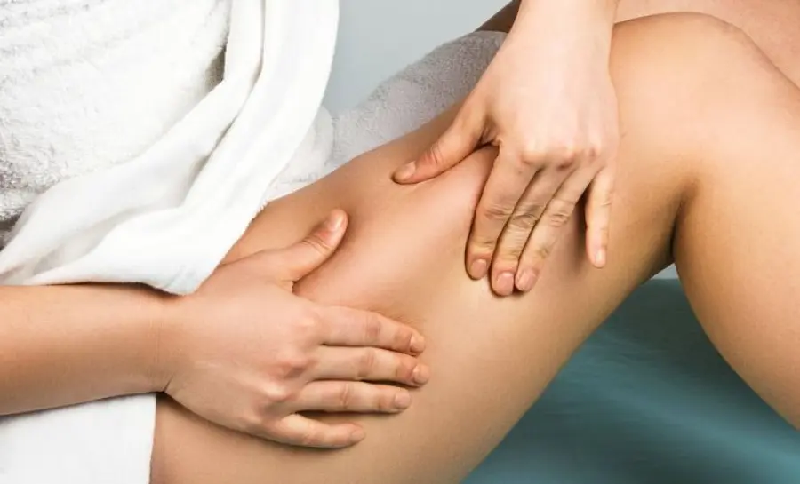Massaggi gambe e glutei fai da te, come difendersi dalla cellulite