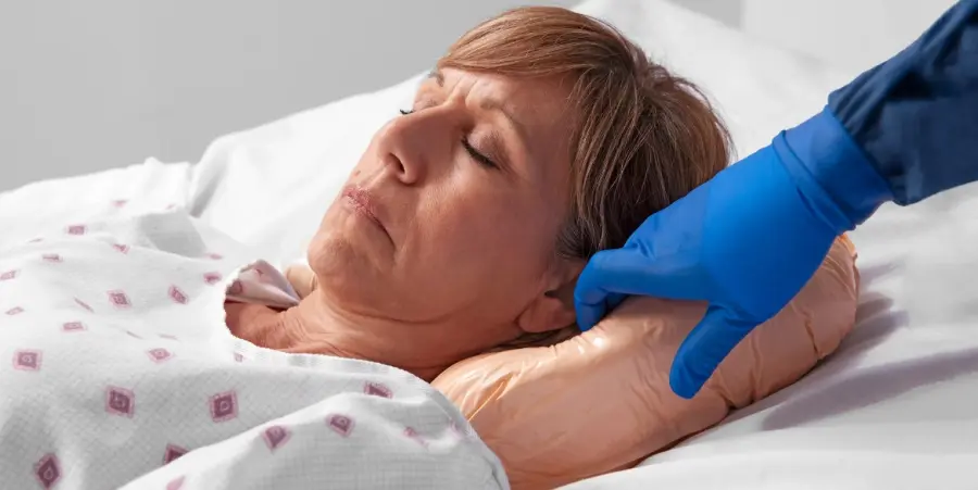 Come effettuare la medicazione di piaghe da decubito sacrali