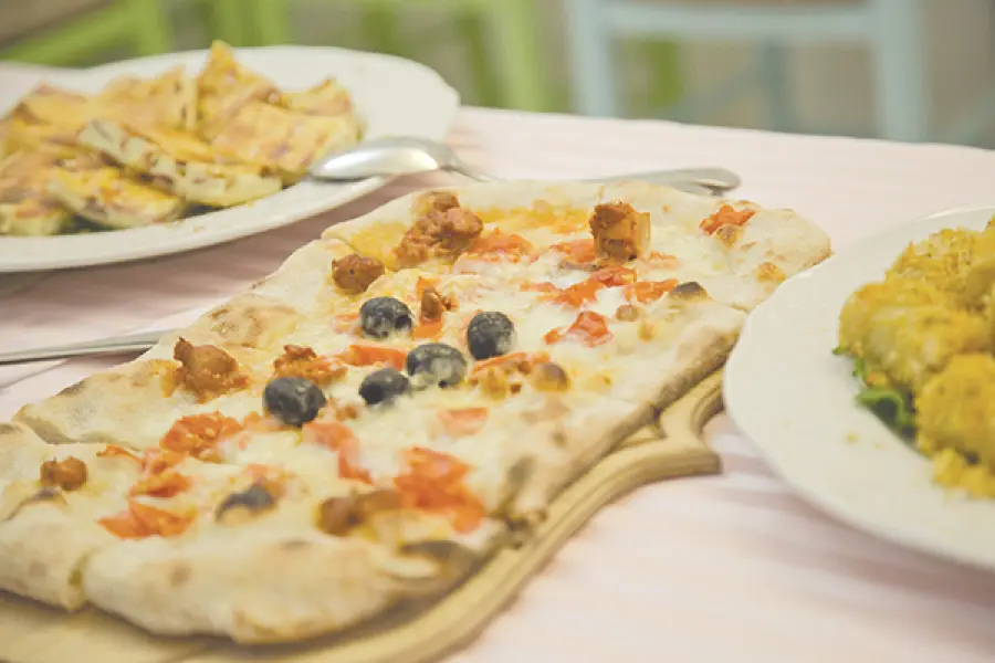 La focaccia dei poveri: la pinsa romana fa scalpore in Italia